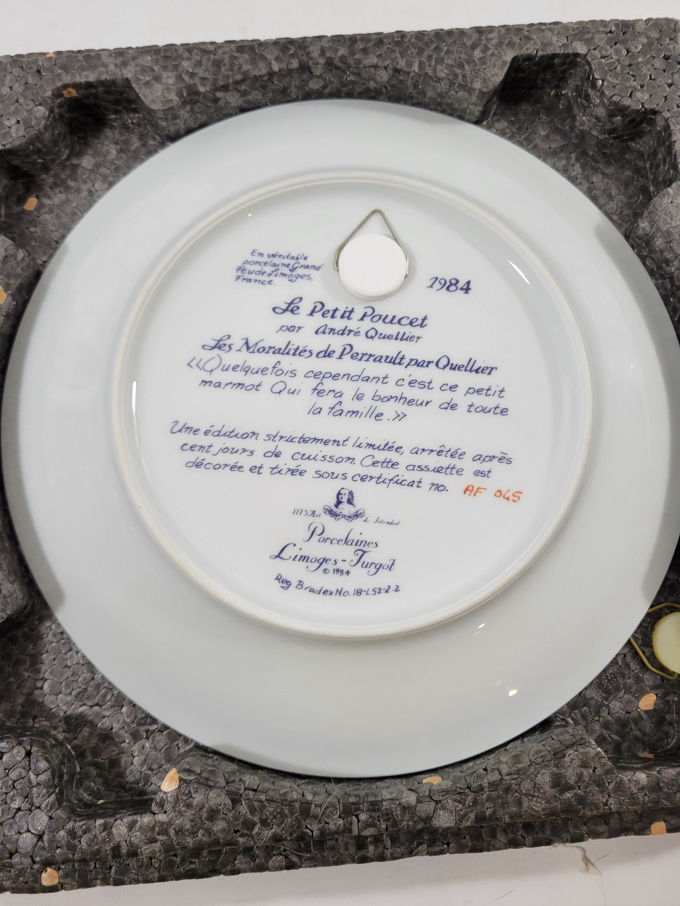 Le Petit Poucet Robinhood Collector Plate -- ITEM #1372